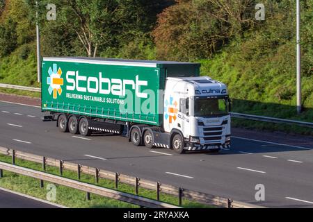 Eddie Stobart, merci pesanti e traffico commerciale. Culina haulage, camion, trasporti. 2021 Scania R450 camion, veicolo di carico, consegna, settore dei trasporti, trasporto merci; viaggiando sull'autostrada M61, Manchester, Regno Unito Foto Stock