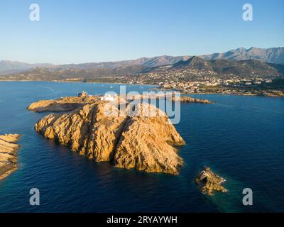 Vista aerea del faro di la pietra e dell'isola di Ile Rousse sull'isola di Corsica, Francia Foto Stock
