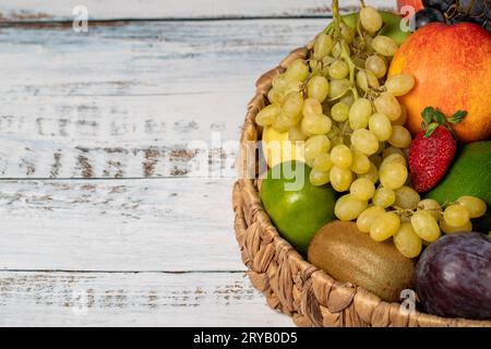 Frutta fresca in un cestino di vimini. Frutta variopinta. Copia spazio Foto Stock