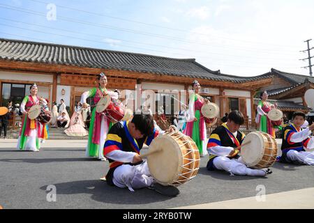 Pechino, Cina. 30 settembre 2023. Un'attività del Mid-Autumn Festival si svolge presso il Korean Ethnic Group Folk Custom Park nella città di Yanji, nella prefettura autonoma coreana di Yanbian, nella provincia di Jilin della Cina nord-orientale, 29 settembre 2023. Crediti: Xinhua/Alamy Live News Foto Stock