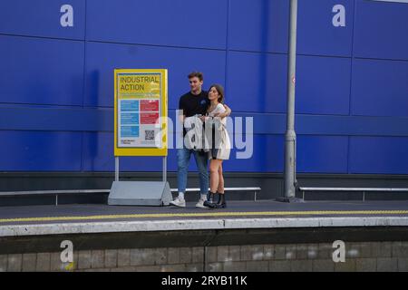 Londra Regno Unito. 30 settembre 2023. I passeggeri alla stazione di Waterloo affrontano una giornata di disagio. I membri dei sindacati di Aslef e RMT hanno avviato una nuova ondata di azioni industriali, con meno della metà dei treni che opereranno oltre la retribuzione e le condizioni. Credit amer ghazzal/Alamy Live News Foto Stock