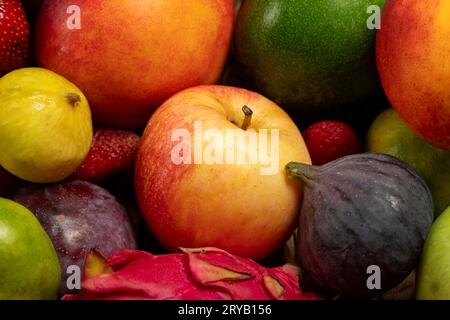 Raccolta di frutta di fondo alimentare. Sfondo di frutta di uva kiwi striscione di mele e bacche. primo piano Foto Stock