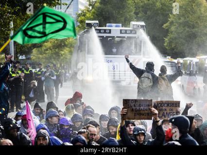 L'AIA - la polizia sta usando un lanciatore d'acqua contro i dimostranti del clima che ancora una volta stanno agendo sulla A12 vicino a Malieveld. Il gruppo d'azione tedesco Letzte Generation si è Unito alla protesta sul clima. ANP REMKO DE WAAL netherlands Out - belgium Out Credit: ANP/Alamy Live News Credit: ANP/Alamy Live News Foto Stock