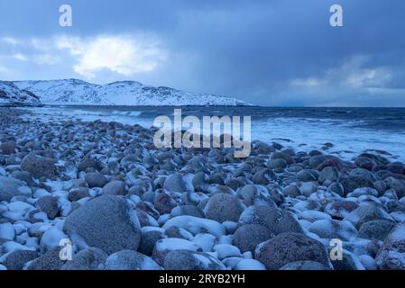 La spiaggia di pietre rotonde. La costa del Mare di Barents. Teriberka, Russia Foto Stock