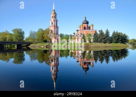 La vecchia Cattedrale della Resurrezione con un riflesso. Staraya Russa, regione di Novgorod, Russia Foto Stock