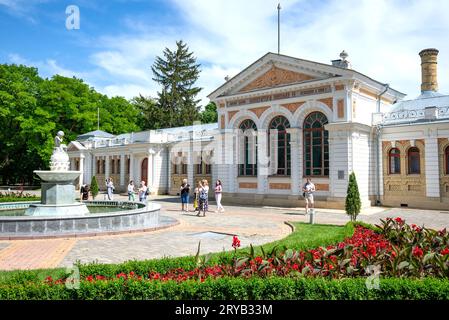 ESSENTUKI, RUSSIA - 9 GIUGNO 2023: La piazza di fronte all'edificio delle terme superiori. Essentuki, Russia Foto Stock