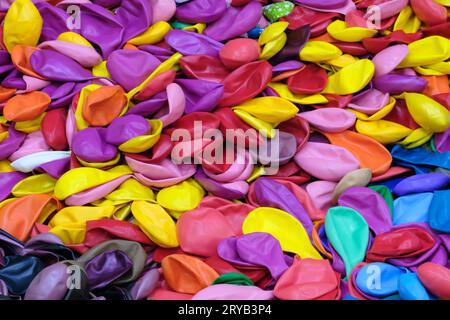 Pila di palloncini color pastello sgonfiati. Pulire la sagoma a sfera pura. Foto Stock