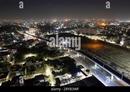 tiro aereo con treppiede con drone che mostra il paesaggio urbano di jaipur delhi con fuochi d'artificio, razzi, pirotecnici e lanterne del cielo di notte per celebrare il makar Foto Stock
