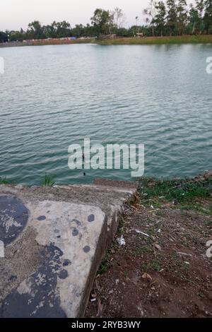 I gradini che conducono al lago sono fatti di cemento con terreno rosso intorno ad esso. visto dall'alto. Foto Stock