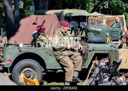 Holt, Norfolk, Regno Unito – 16 settembre 2023. Uomo vestito da soldato su una jeep militare della seconda guerra mondiale. Rievocazione nel weekend annuale degli anni '1940 a Holt, North Norfol Foto Stock