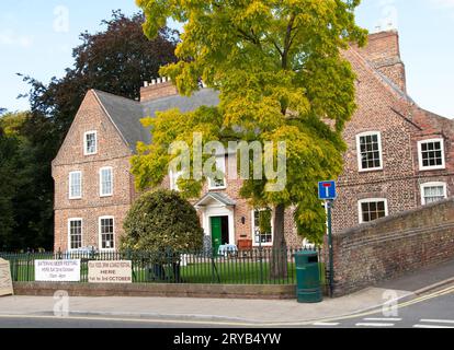 Alford Manor House Museum con Robinia pseudoacacia aurea Foto Stock