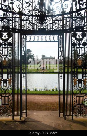 Una vista primaverile dal Birdcage nei Melbourne Hall Gardens Foto Stock