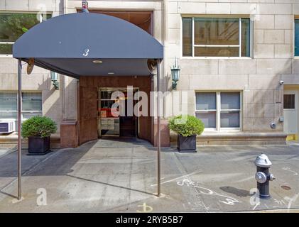 Emery Roth-progettato 3 East 71st Street a Lenox Hill è stato costruito nel 1944 in uno stile moderno con pochissimi ornamenti; ora è un edificio cooperativo. Foto Stock