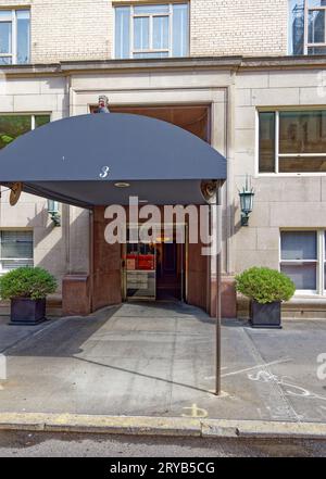 Emery Roth-progettato 3 East 71st Street a Lenox Hill è stato costruito nel 1944 in uno stile moderno con pochissimi ornamenti; ora è un edificio cooperativo. Foto Stock