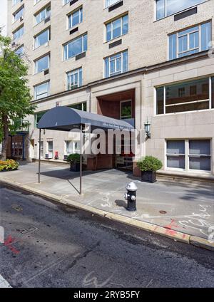 Emery Roth-progettato 3 East 71st Street a Lenox Hill è stato costruito nel 1944 in uno stile moderno con pochissimi ornamenti; ora è un edificio cooperativo. Foto Stock