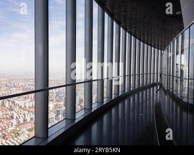 SHANGHAI, CINA - 13 APRILE 2017: Interni e vista dalla Shanghai Tower in Cina con paesaggio urbano sullo sfondo Foto Stock