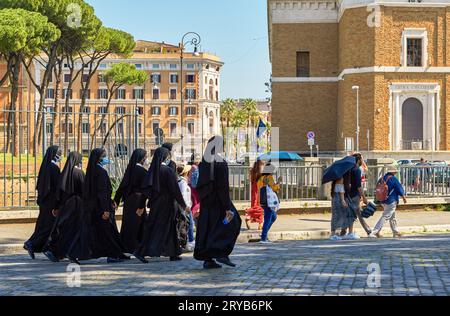 Suore per le strade di Roma in una giornata di sole Foto Stock