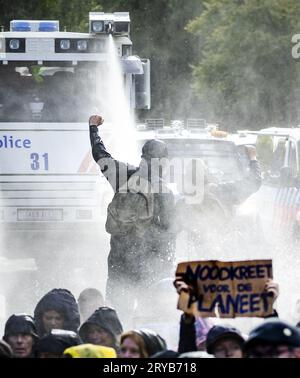 L'AIA - la polizia sta usando un lanciatore d'acqua contro i dimostranti del clima che ancora una volta stanno agendo sulla A12 vicino a Malieveld. Il gruppo d'azione tedesco Letzte Generation si è Unito alla protesta sul clima. ANP REMKO DE WAAL netherlands Out - belgium Out Credit: ANP/Alamy Live News Foto Stock