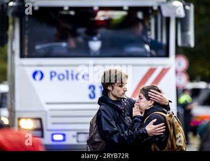 L'AIA - la polizia sta usando un lanciatore d'acqua contro i dimostranti del clima che ancora una volta stanno agendo sulla A12 vicino a Malieveld. Il gruppo d'azione tedesco Letzte Generation si è Unito alla protesta sul clima. ANP REMKO DE WAAL netherlands Out - belgium Out Credit: ANP/Alamy Live News Foto Stock