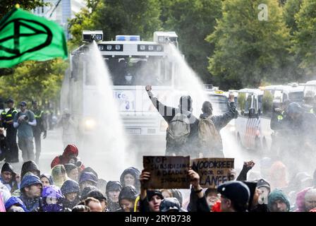 L'AIA - la polizia sta usando un lanciatore d'acqua contro i dimostranti del clima che ancora una volta stanno agendo sulla A12 vicino a Malieveld. Il gruppo d'azione tedesco Letzte Generation si è Unito alla protesta sul clima. ANP REMKO DE WAAL netherlands Out - belgium Out Credit: ANP/Alamy Live News Foto Stock