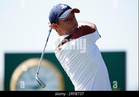 Il team europeo Rory McIlroy si aggiudica il 2° giorno della 44° Ryder Cup presso il Marco Simone Golf and Country Club di Roma. Data immagine: Sabato 30 settembre 2023. Foto Stock