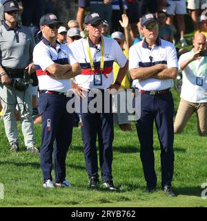 Roma, Italia. 30 settembre 2023. Il capitano del Team USA Zach Johnson vede la sua squadra perdere la partita sul diciassettesimo green nel secondo giorno della Ryder Cup al Marco Simone Golf Club di Roma, Italia, sabato 30 settembre 2023. Foto di Hugo Philpott /UPI credito: UPI/Alamy Live News Foto Stock