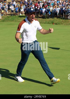 Roma, Italia. 30 settembre 2023. Il team europeo Rory Mcllroy festeggia dopo aver vinto la partita sul diciassettesimo green nella seconda giornata della Ryder Cup al Marco Simone Golf Club di Roma, Italia, sabato 30 settembre 2023. Foto di Hugo Philpott /UPI credito: UPI/Alamy Live News Foto Stock