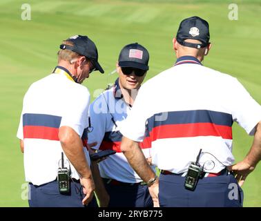 Roma, Italia. 30 settembre 2023. Il capitano del Team USA Zach Johnson parla con la sua squadra dopo aver perso la partita sul diciassettesimo green nel secondo giorno della Ryder Cup al Marco Simone Golf Club di Roma, Italia, sabato 30 settembre 2023. Foto di Hugo Philpott /UPI credito: UPI/Alamy Live News Foto Stock