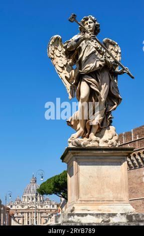 Frammenti architettonici nelle strade della città, Roma Foto Stock