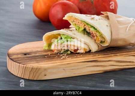 Tortilla con pollo e verdure Foto Stock