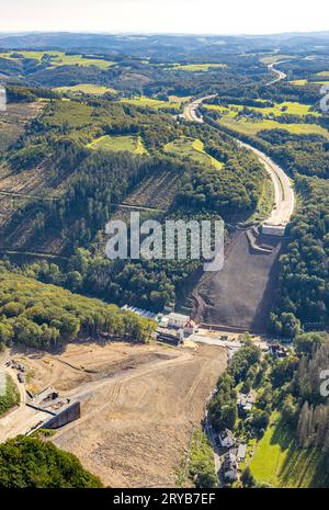 Luftbild, Abgerissene und gesprengte Talbrücke Rahmede der Autobahn A45, Baustelle für Neubau, Gevelndorf, Lüdenscheid, Sauerland, Nordrhein-Westfalen, Deutschland ACHTUNGxMINDESTHONORARx60xEURO *** Vista aerea, demolita e fatta saltare in aria il viadotto Rahmede della superstrada A45, cantiere di nuova costruzione, Gevelndorf, Lüdenscheid, Sauerland, Renania settentrionale-Vestfalia, Germania ATTENTIONxMINDESTHONORARx60xEURO credito: Imago/Alamy Live News Foto Stock