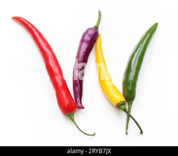 Lettera W fatta di peperoncino rosso verde viola giallo lettere alfabetiche ABC fatte di peperoncino, peperoni, per testi, enciclopedie, vegani gennaio Foto Stock