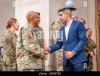 Washington, Stati Uniti d'America. 28 settembre 2023. Washington, Stati Uniti d'America. 28 settembre 2023. Vincitore della Medal of Honor, il capitano dell'esercito in pensione Florent Groberg, a destra, si congratula con il nuovo presidente della Joint Chiefs Air Force generale Charles Q. Brown Jr., a sinistra, durante la cerimonia di clap-out al Pentagono, il 28 settembre 2023 ad Arlington, Virginia. Brown succederà a Milley come ventunesimo presidente dei Joint Chiefs of staff. Credito: Bernardo Fuller/U.S. Army Photo/Alamy Live News Foto Stock