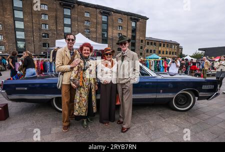 Londra, Regno Unito. 30 settembre 2023. I saldi di stivali per auto Classic sono tornati ai mercanti di moda vintage di King's Cross, alle rare auto d'epoca e ai DJ dal vivo per tutto il weekend. Vendita di stivali per auto Classic - Kings Cross, Londra - 30 settembre - 1 ottobre 2023. Paul Quezada-Neiman/Alamy Live News Credit: Paul Quezada-Neiman/Alamy Live News Foto Stock