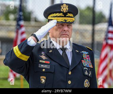 Washington, Stati Uniti d'America. 21 settembre 2023. Il generale dell'esercito americano Mark Milley, presidente dei Joint Chiefs of staff, saluta durante una cerimonia di posa della corona al Pentagono 9/11 Memorial dal presidente ucraino Volodymyr Zelenskyy al Pentagono, il 21 settembre 2023 ad Arlington, Virginia. Credito: Sgt. David Resnick/U.S. Army Photo/Alamy Live News Foto Stock