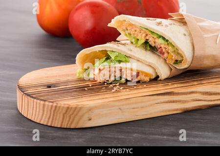 Tortilla con pollo e verdure Foto Stock