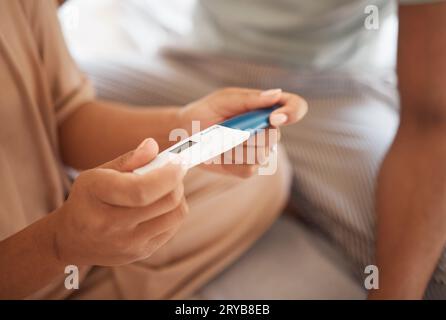 Test di gravidanza, primo piano e mani della coppia in casa con risultati, notizie o aspettative. Incinta, amore e zoom sull'uomo con donna che controlla casa Foto Stock