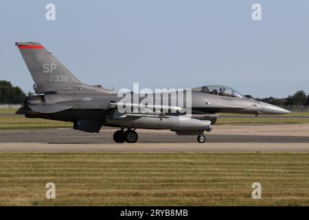 F-16C Fighting Falcon del 52nd Fighter Wing a Spangdahlem, Germania, rullando a RAF Mildenhall durante l'esercitazione Cobra Warrior. Foto Stock