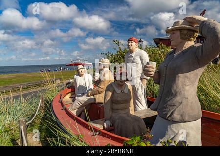 Skulptur Bootstour der Künstlerinnen Laura & Christel Lechner aus der serie Alltagsmenschen a Wenningstedt, Insel Sylt, Kreis Nordfriesland, Schleswi Foto Stock