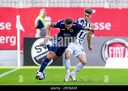 Sandhausen, Deutschland. 30 settembre 2023. v.li.: Patrick Koronkiewicz (Viktoria, 28), Tim Luis Maciejewski (SVS, 20), Zweikampf, Spielszene, Duell, Duel, tackle, tackle, Dynamik, azione, Aktion, 30.09.2023, Sandhausen (Deutschland), Fussball, 3. LIGA, SV SANDHAUSEN - FC VIKTORIA KÖLN, LE NORMATIVE DFB/DFL VIETANO L'USO DI FOTOGRAFIE COME SEQUENZE DI IMMAGINI E/O QUASI-VIDEO. Credito: dpa/Alamy Live News Foto Stock