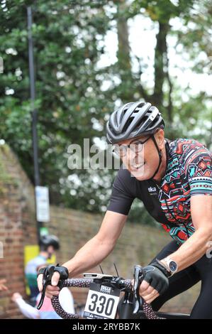 Un ciclista in lutto durante la campagna ciclistica di Londra Urban Hill Climb, Swains Lane, Highgate, Londra, Regno Unito . L'evento è una corsa in piano lungo la strada più ripida di Londra e, accanto alle categorie di età e sesso, si svolgono gare per bici pieghevoli e cargo. Swain's Lane è la scalata più famosa e famosa di Londra. La corsia è un tratto di strada estremamente ripido, situato tra Hampstead Heath e Highgate Cemetery con una pendenza media del 9% su 0,6 km, ma aumenta fino al 14% vicino alla cima della salita. Crediti: Michael Preston/Alamy Live News Foto Stock