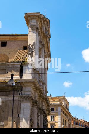 Frammenti architettonici nelle strade della città, Roma Foto Stock