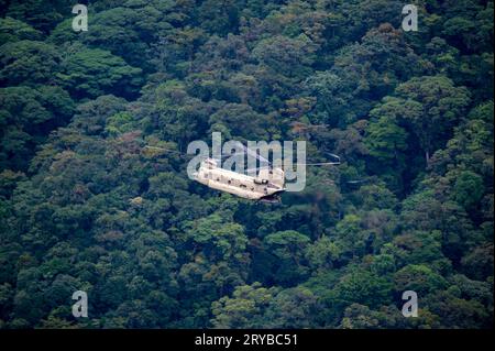 Distretto di Olaon, Panama. 21 settembre 2023. Un elicottero CH-47 Chinook dell'Esercito degli Stati Uniti assiste nella ricerca di una remota area della giungla per il luogo dell'incidente dell'elicottero Panamian Nacional Aeronaval Leonardo AW-139, 21 settembre 2023, nel distretto di Olaon, Panama. Credito: TSgt. Duncan McElroy/USA Air Force/Alamy Live News Foto Stock