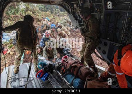 Distretto di Olaon, Panama. 23 settembre 2023. Un elicottero CH-47 Chinook dell'Esercito degli Stati Uniti carica il personale di emergenza panamiano mentre si libra a pochi metri sopra una zona di atterraggio in cima a una remota montagna nella giungla, 23 settembre 2023, nel distretto di Olaon, Panama. Le forze statunitensi hanno assistito alla ricerca e al recupero di un elicottero Servicio Nacional Aeronaval Leonardo AW-139 che si è schiantato uccidendo tutti e tre a bordo. Credito: SSgt. Samuel Pineda/U.S. Air Force/Alamy Live News Foto Stock