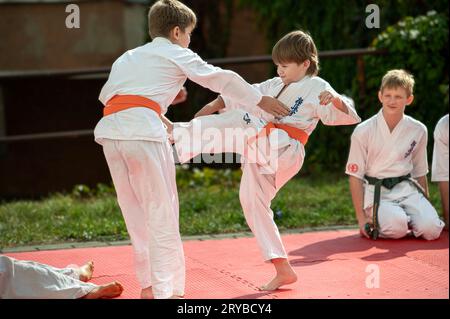 spettacoli dimostrativi di bambini nel karate Foto Stock