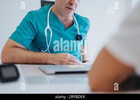 In una clinica, un medico esamina un film radiografico toracico per diagnosticare i problemi di salute di un giovane paziente. Foto Stock