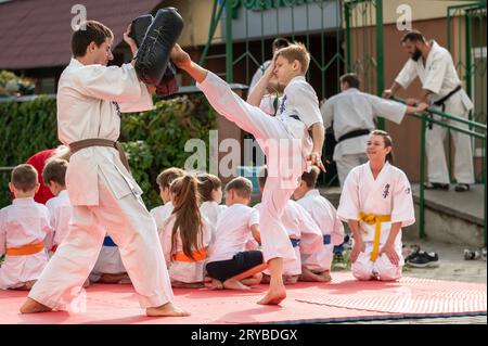 spettacoli dimostrativi di bambini nel karate Foto Stock