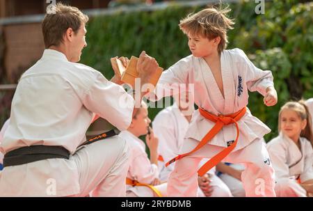 spettacoli dimostrativi di bambini nel karate Foto Stock