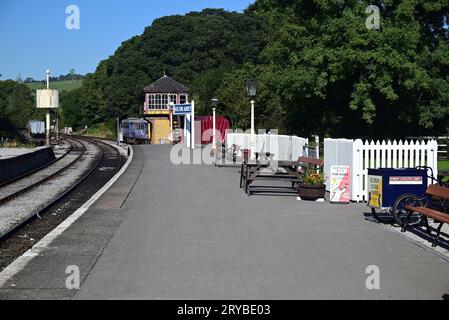 Il binario e la segnaletica alla stazione di Bolton Abbey sulla Embsay & Bolton Abbey Railway, North Yorkshire. Foto Stock