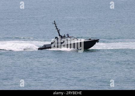 La nave di prova di superficie autonoma della Royal Navy MADFOX ritorna alla base navale Foto Stock